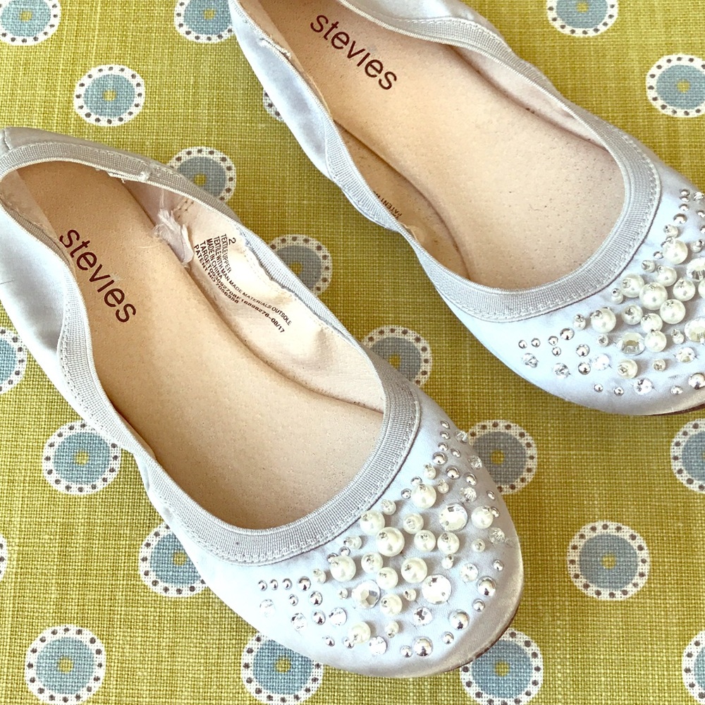 Stevies girl’s flat rhinestone & silver pump, sz2
